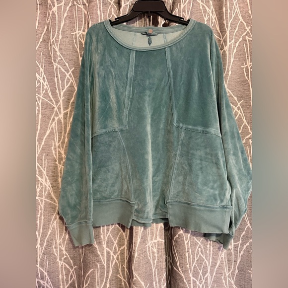 FP Movement by Free People Tops - Like New Oversized FP Movement Velour Sweatshirt size Medium